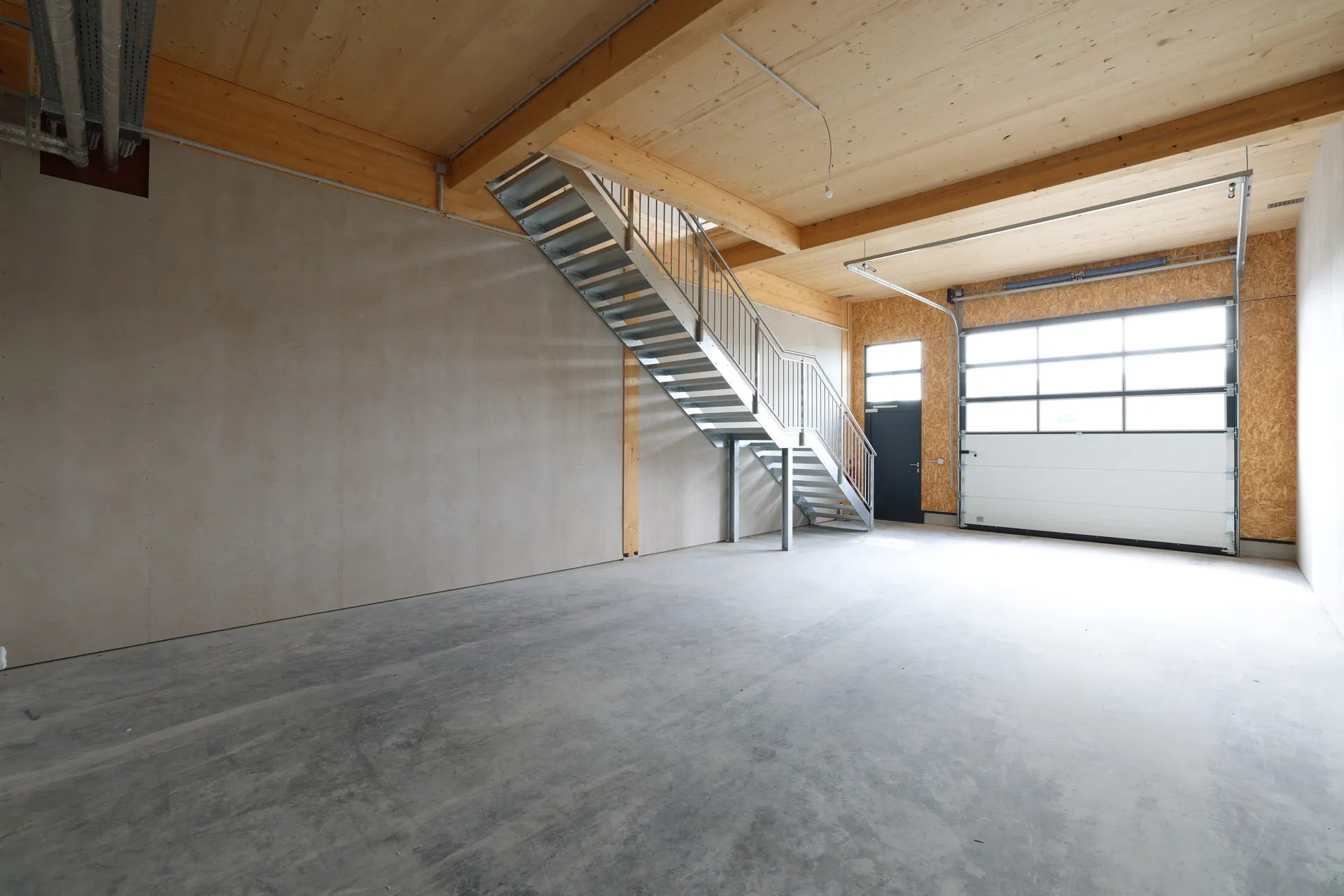 Obergeschoss mit durchgehendem Fensterband und Holzboden