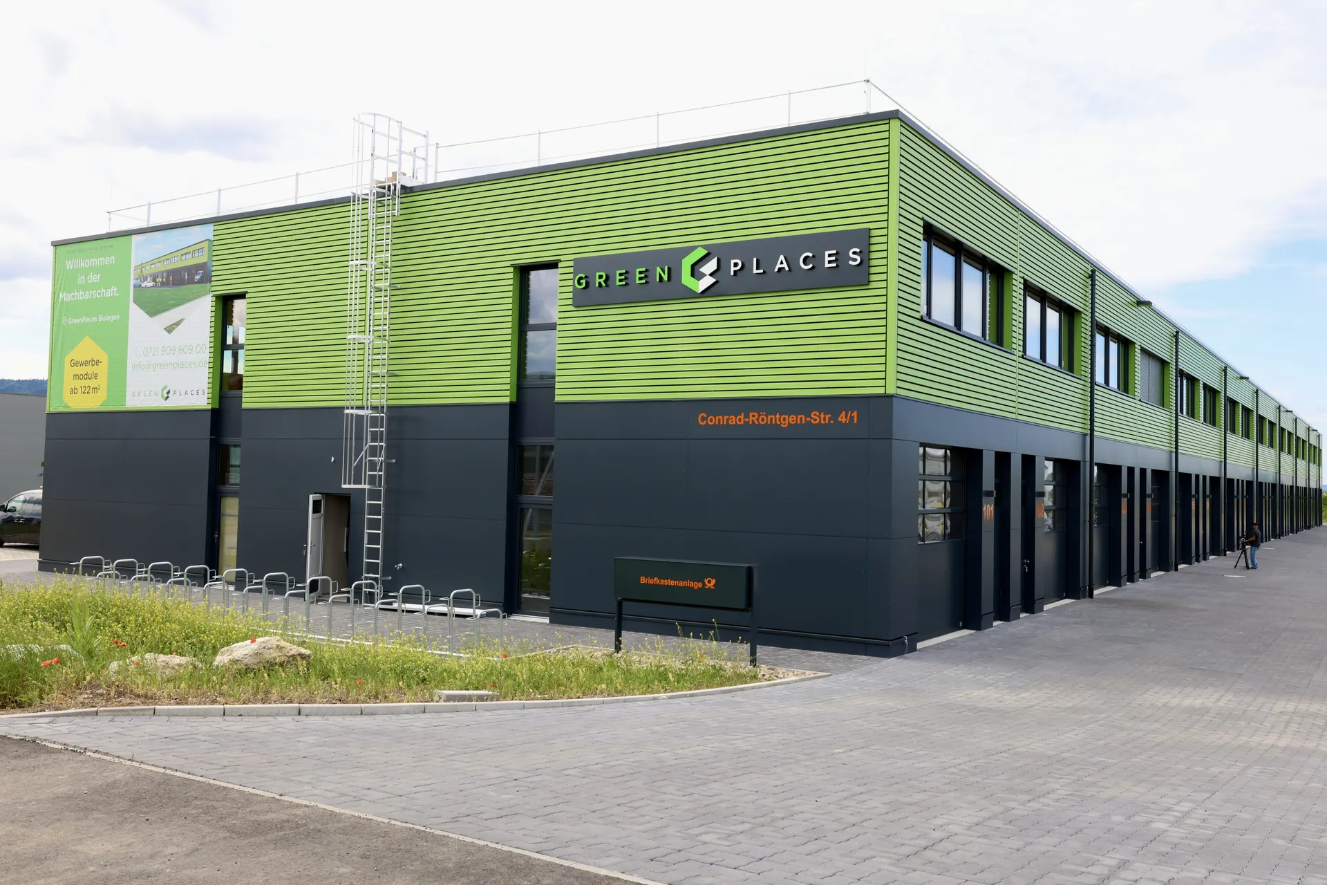 Gesamtansicht des GreenPlaces Gebäudes mit Zufahrt
