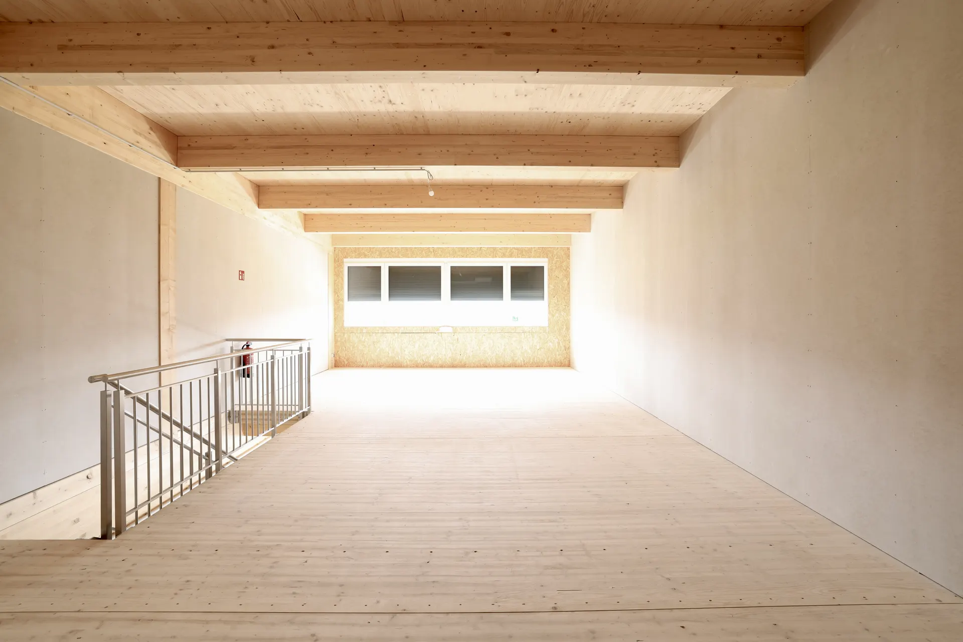 Leeres Erdgeschoss mit Blick zum Sektionaltor