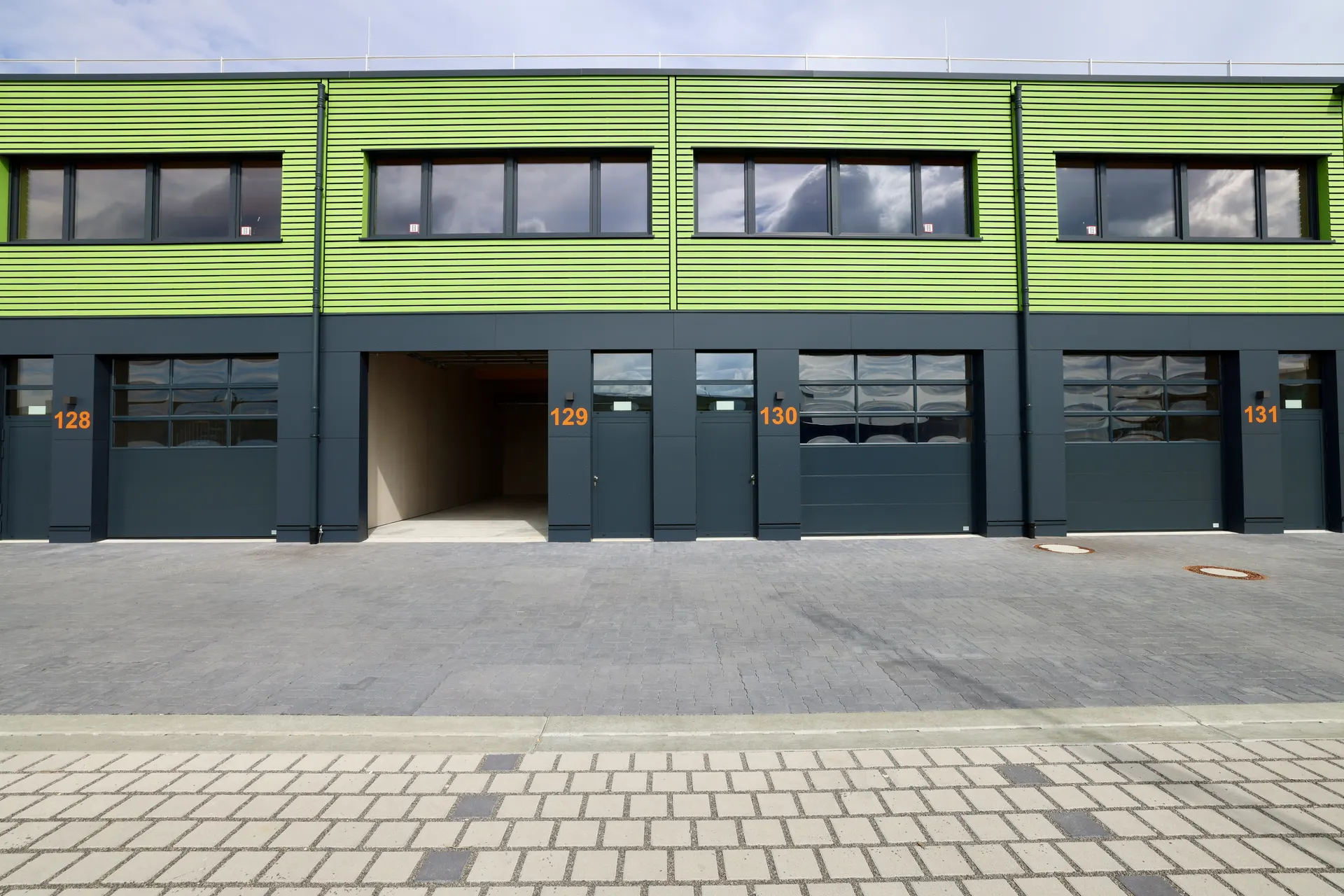GreenPlaces Bisingen in der Eckperspektive unter dramatischem Abendhimmel